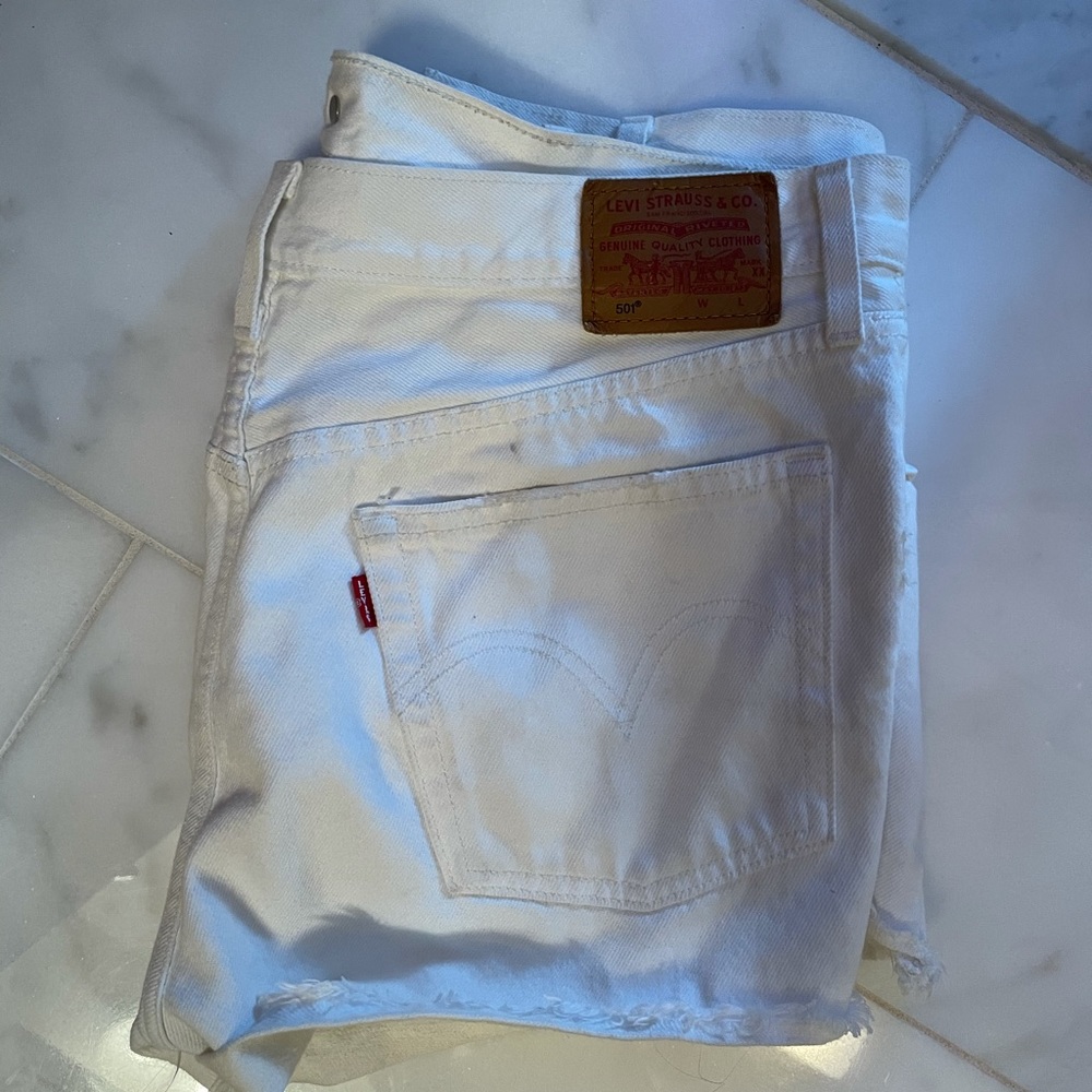 White Levi’s Shorts